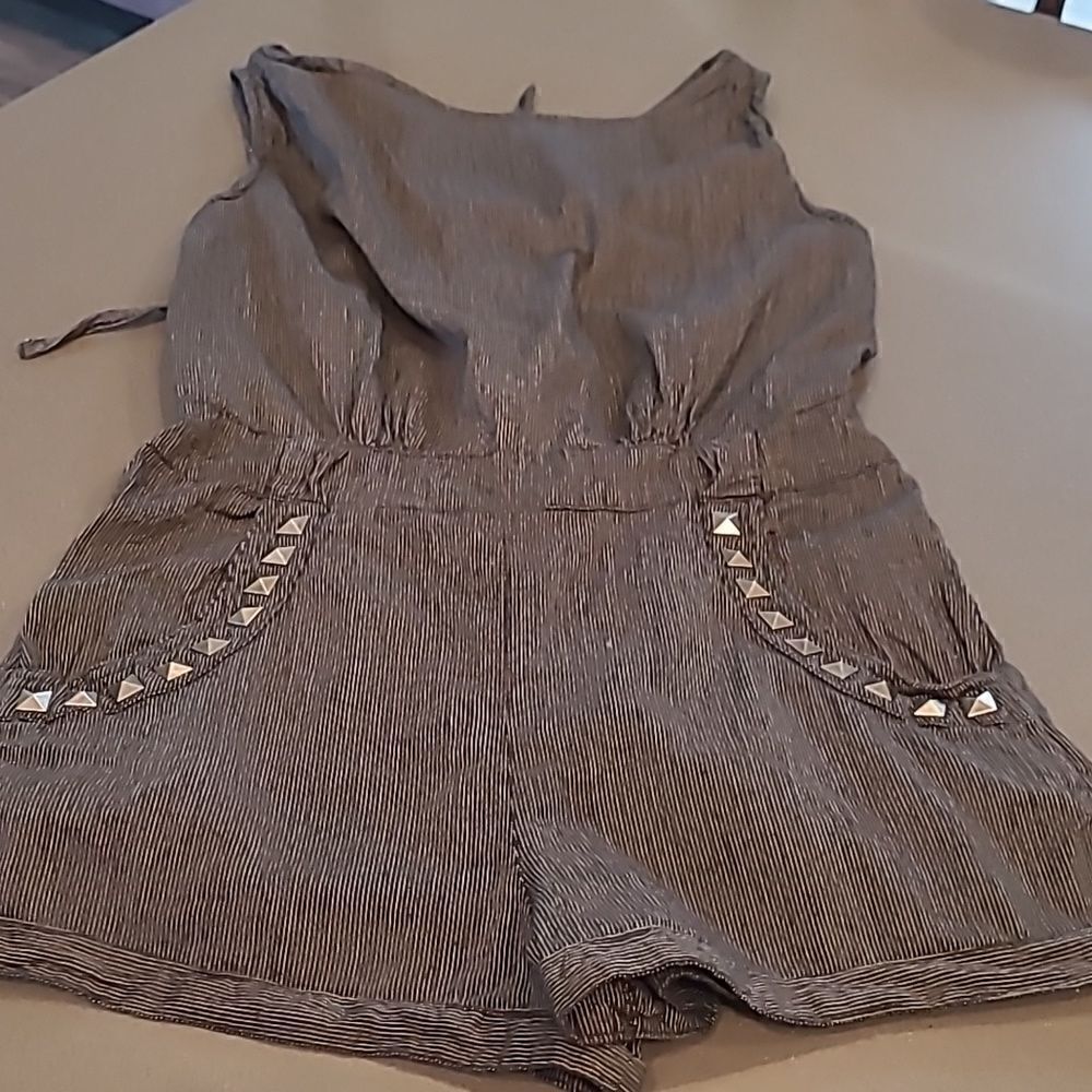 Miley Cyrus sz Mโblack with white pin stripeโromper